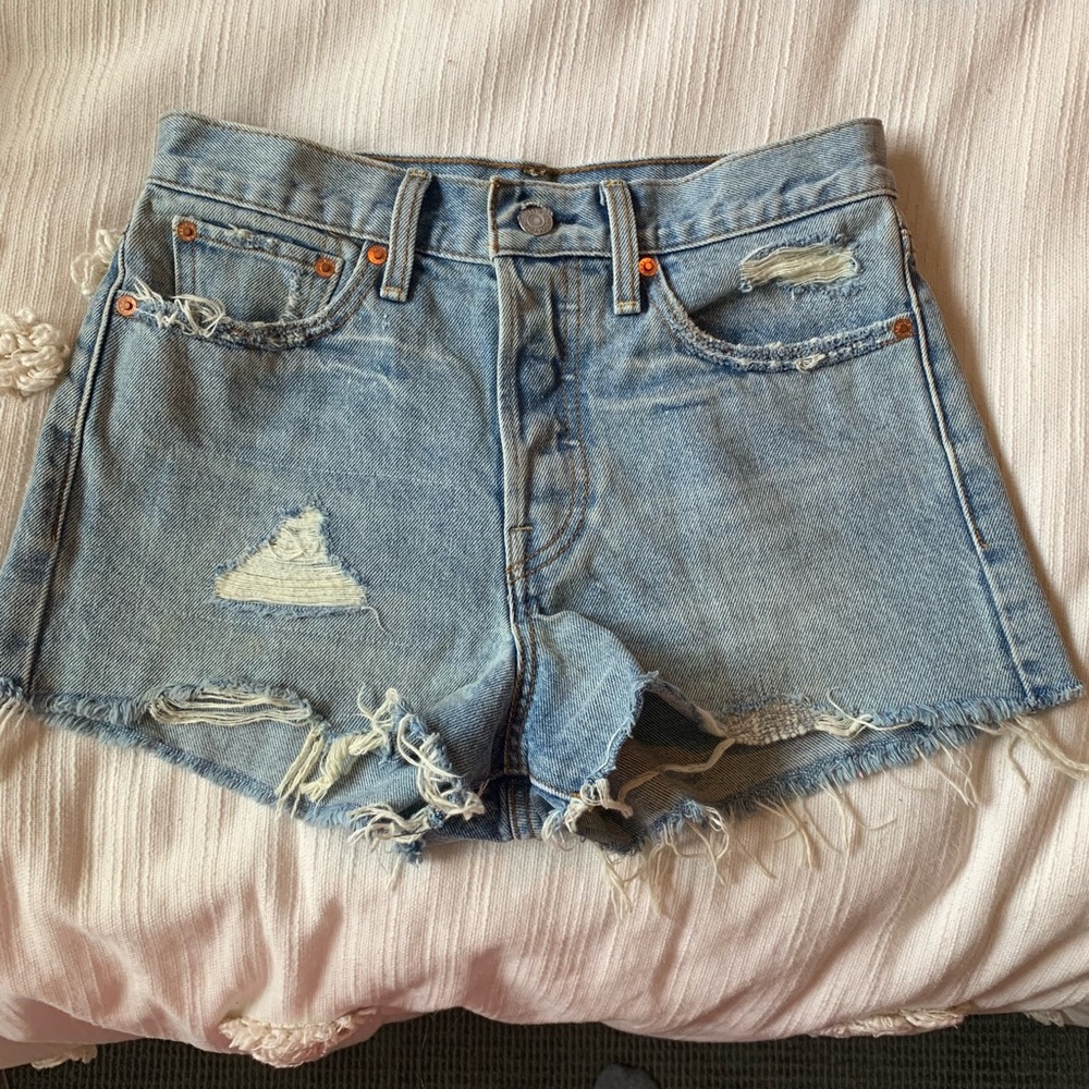 Levi wedgie fit shorts size 27